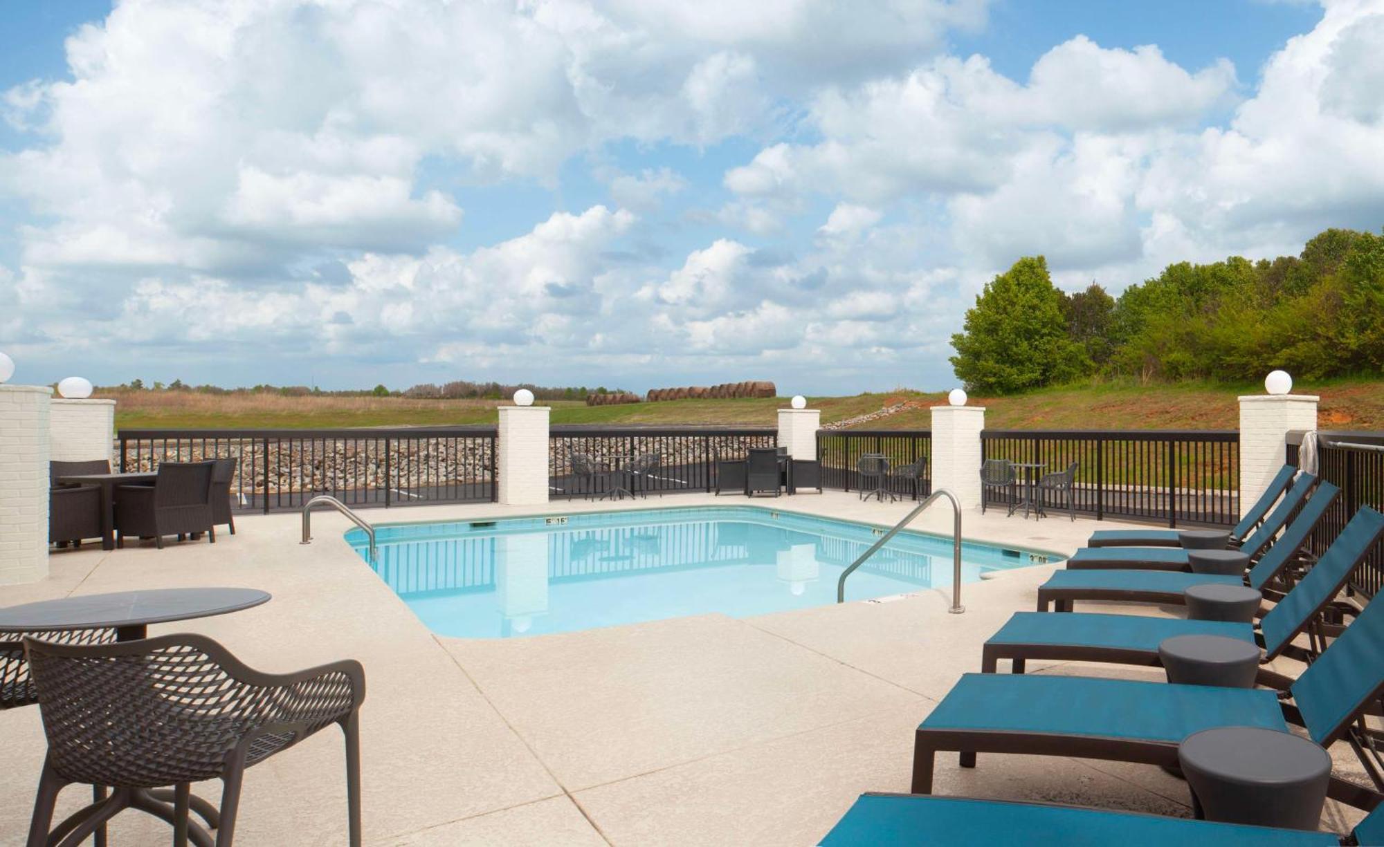 Hampton Inn Атенс Экстерьер фото