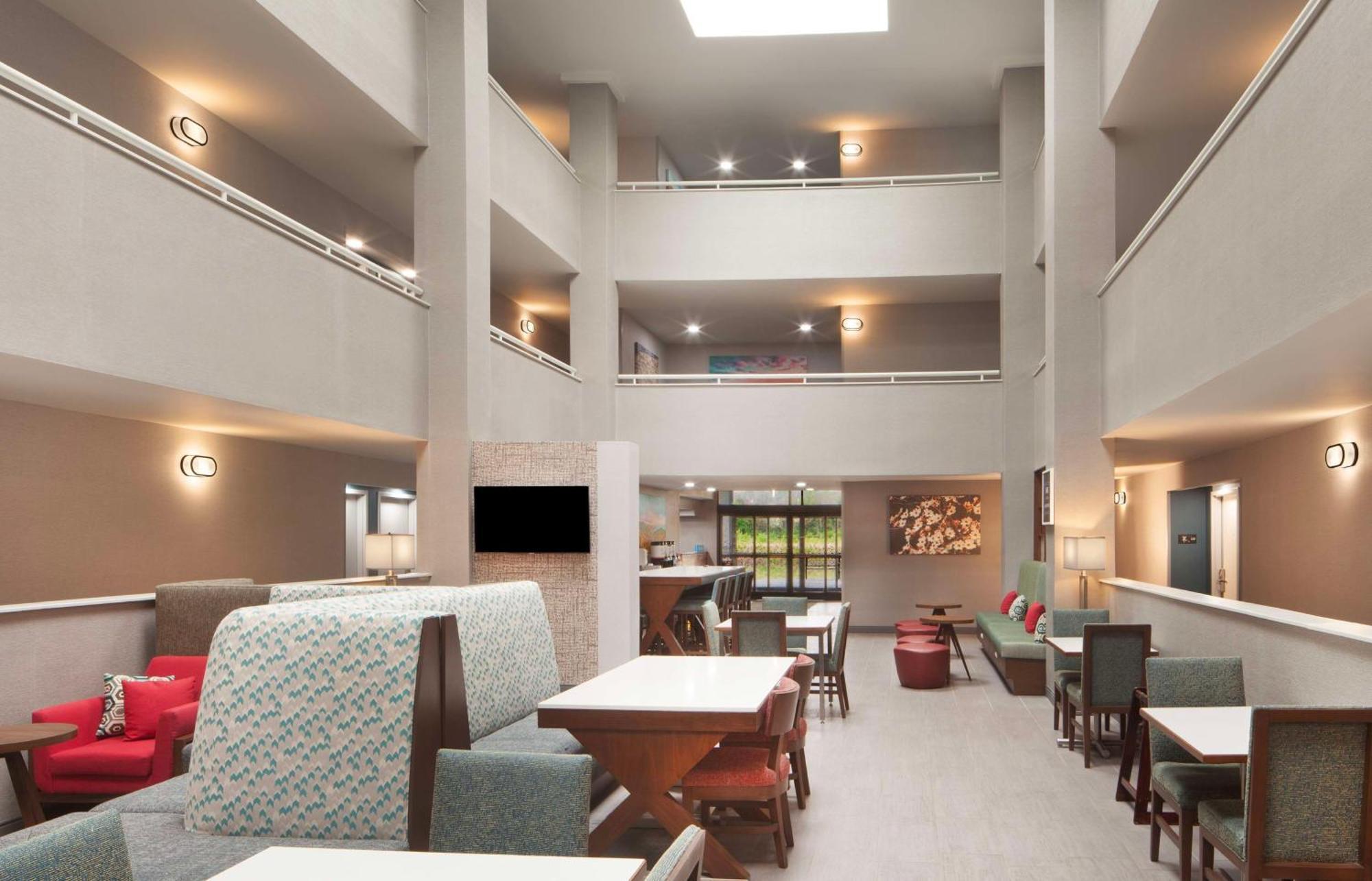 Hampton Inn Атенс Экстерьер фото