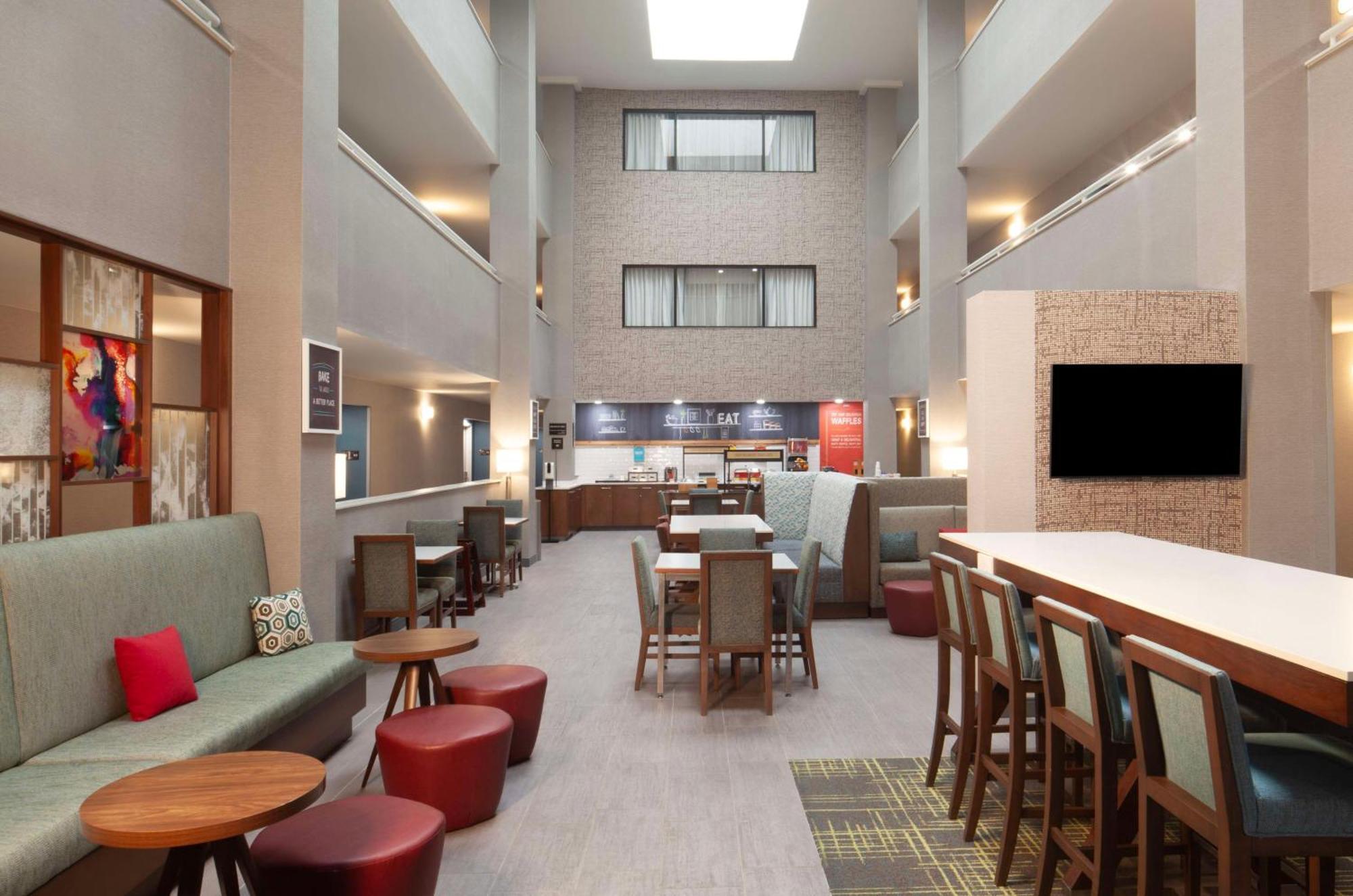 Hampton Inn Атенс Экстерьер фото